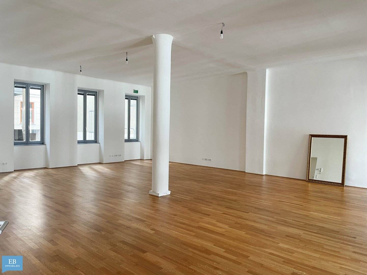 Unique Atelier Loft with Industrial Charm: Space for Your Visions in Wien Neubau