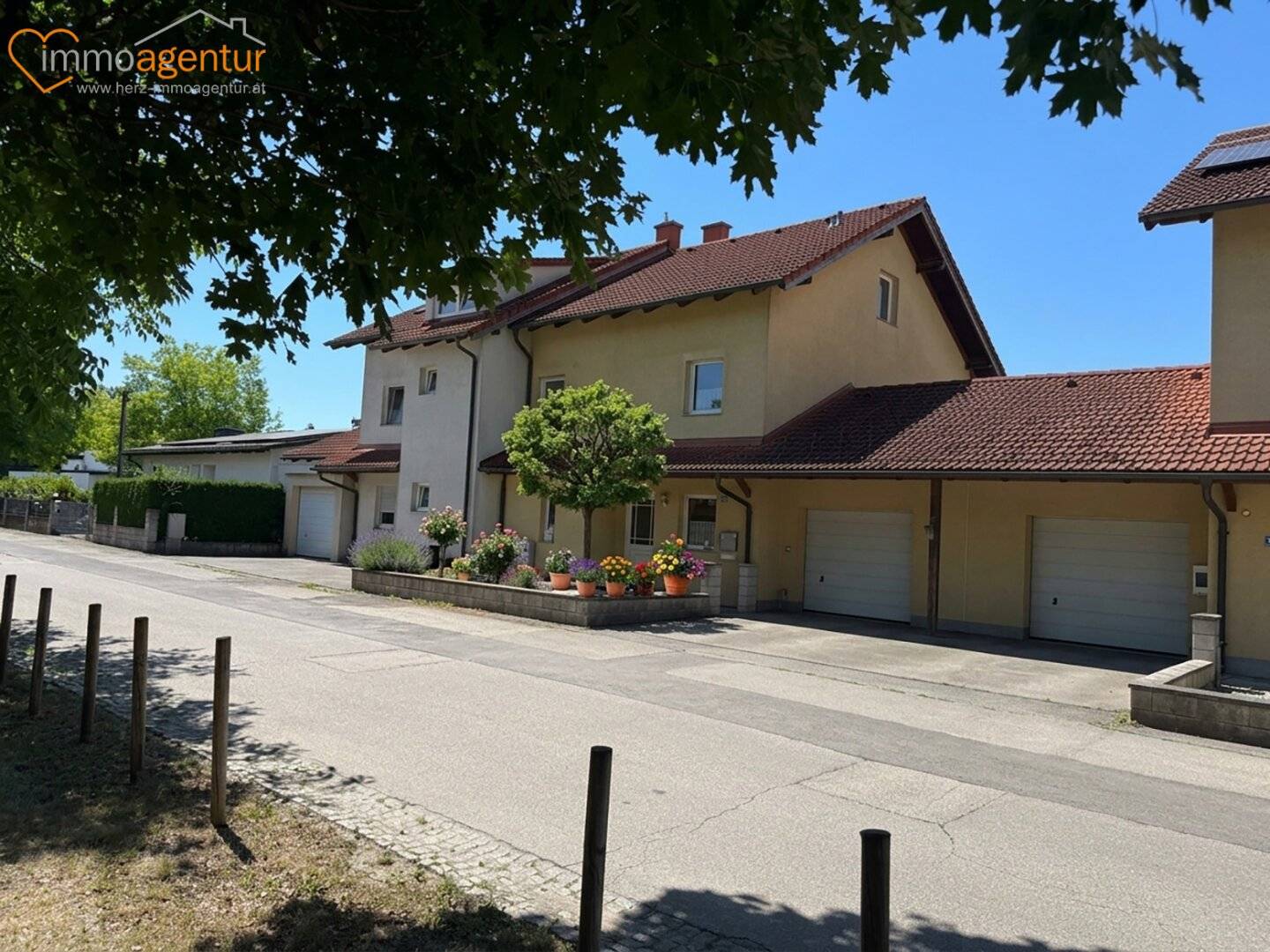 Großzügiges, vollunterkellertes Reihenmittelhaus mit Garten, Garage & ca. 245 m² Gesamtnutzfläche in Ansfelden