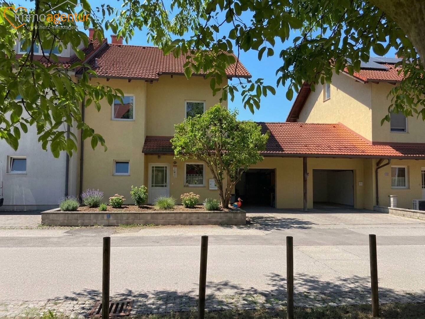 Großzügiges, vollunterkellertes Reihenmittelhaus mit Garten, Garage & ca. 245 m² Gesamtnutzfläche in Ansfelden