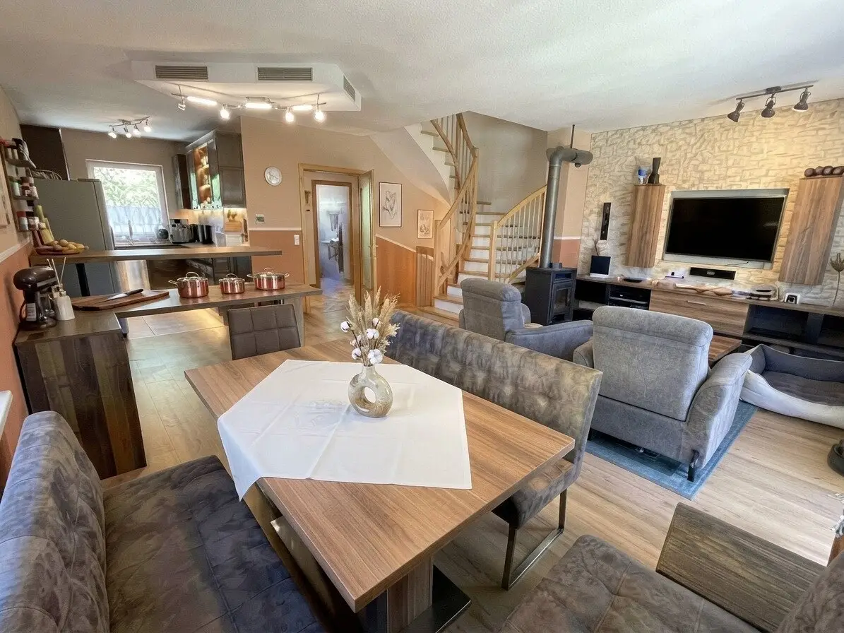 Spacious, fully basemented terraced house with garden, garage and approx. 245 m² total usable area in Ansfelden