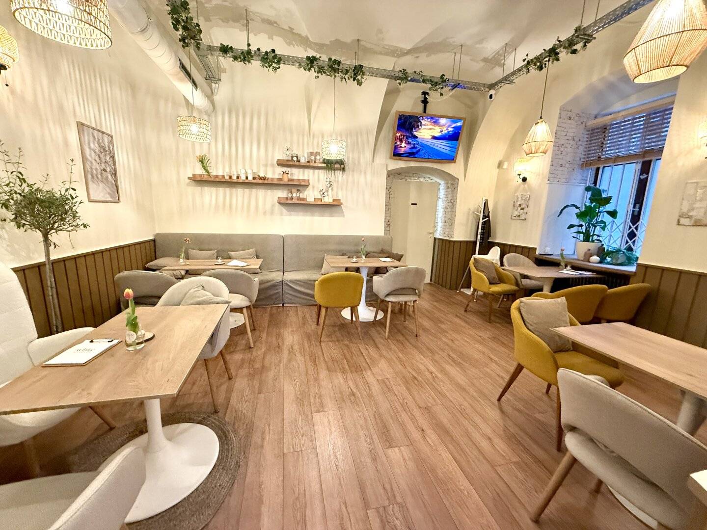Charmantes Café-/Gastronomielokal im 1. Bezirk mit mediterranem Konzept