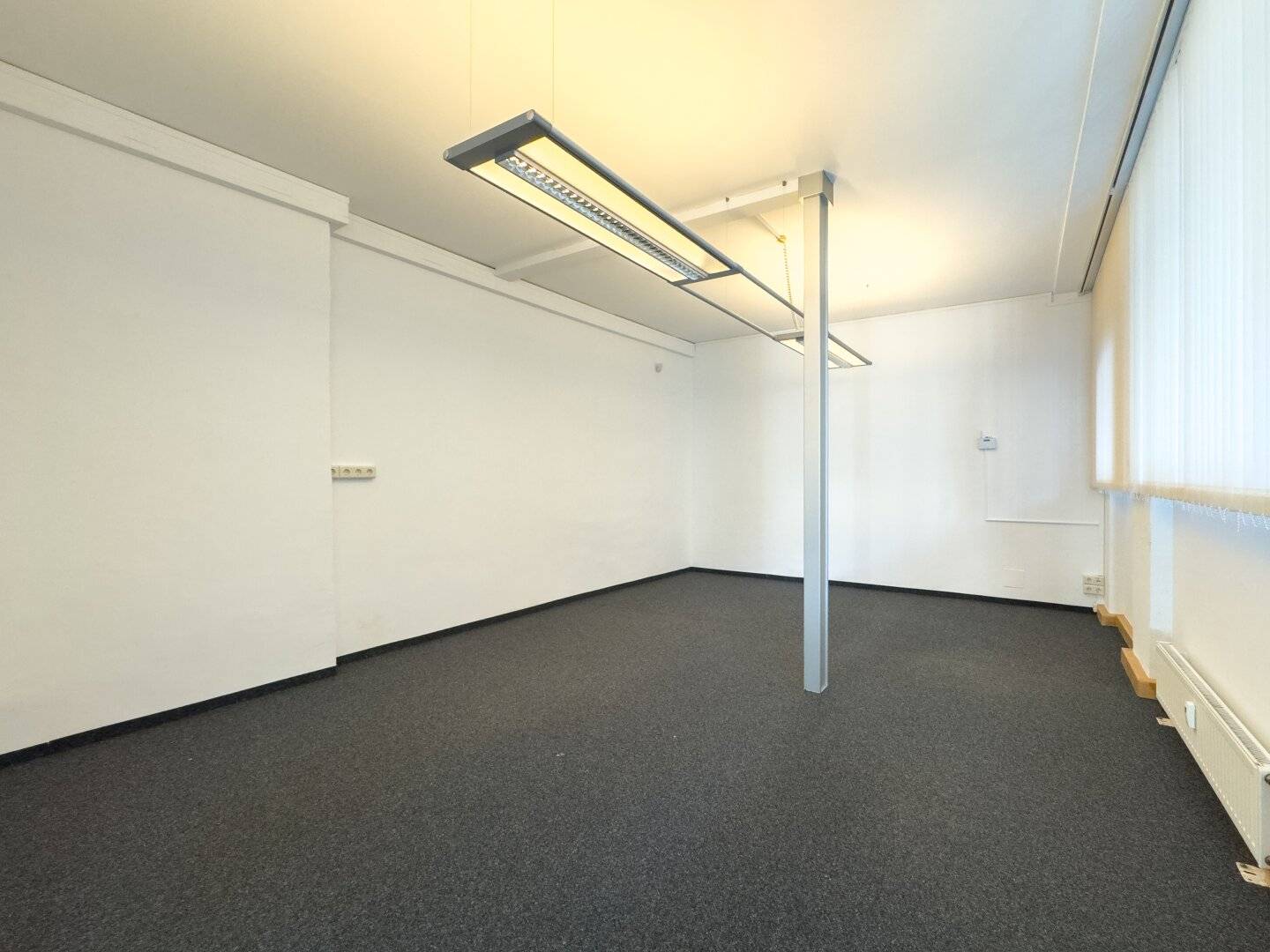 Versatile commercial premises with tea kitchen and display windows in the Rathaus Passage