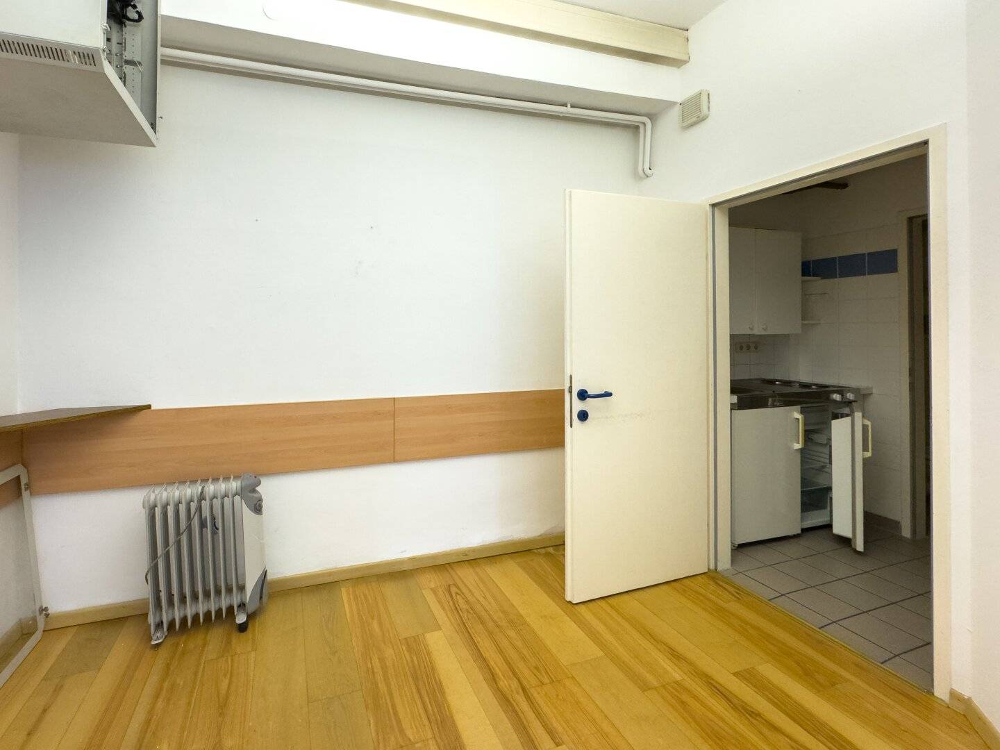 Versatile commercial premises with tea kitchen and display windows in the Rathaus Passage