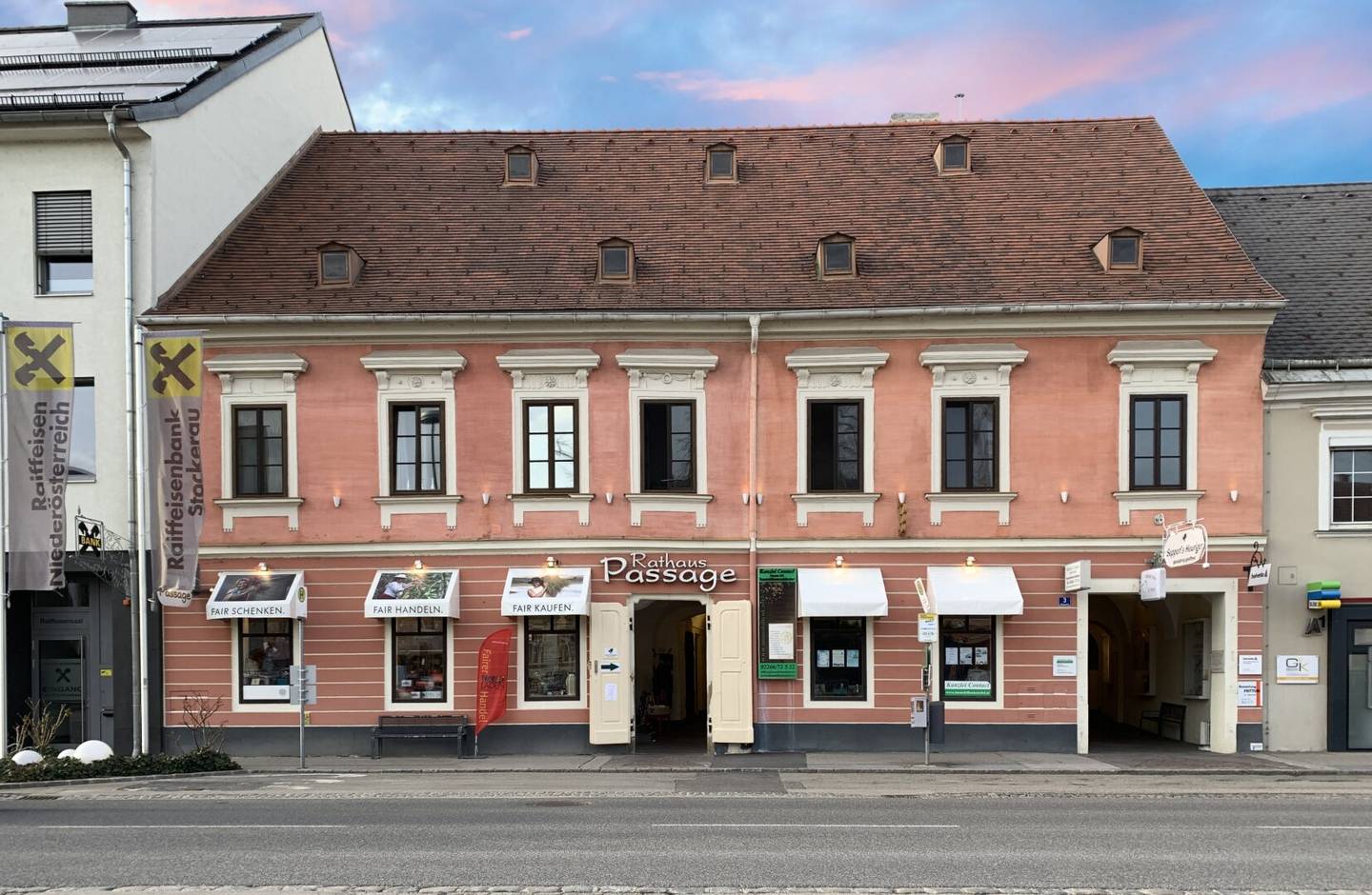 Versatile commercial premises with tea kitchen and display windows in the Rathaus Passage