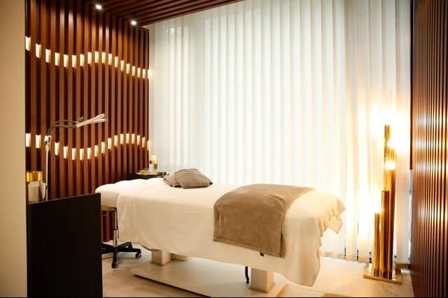 Exquisites Studio  BEAUTY - COIFFEUR - MANICURE - MEDICAL TREATMENT - Вишукана студія BEAUTY - ПЕРУКАР - МАНІКЮР - МЕДИЧНЕ ЛІКУВАННЯ