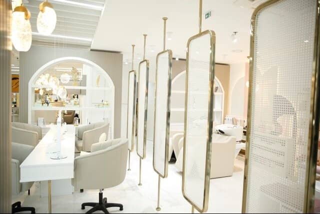 Exquisites Studio  BEAUTY - COIFFEUR - MANICURE - MEDICAL TREATMENT - Вишукана студія BEAUTY - ПЕРУКАР - МАНІКЮР - МЕДИЧНЕ ЛІКУВАННЯ