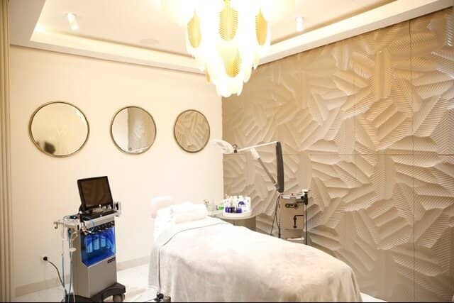 Exquisites Studio  BEAUTY - COIFFEUR - MANICURE - MEDICAL TREATMENT - Вишукана студія BEAUTY - ПЕРУКАР - МАНІКЮР - МЕДИЧНЕ ЛІКУВАННЯ