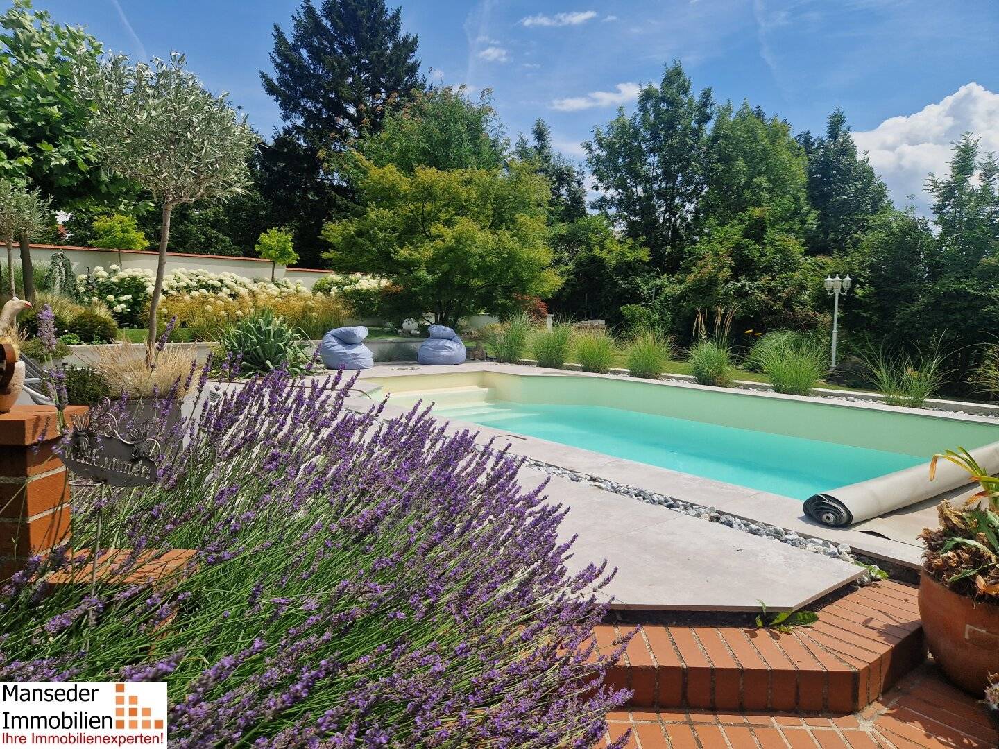 A true gem on the real estate market Approx. 160 m² living space, fully basemented, dream garden with a large pool