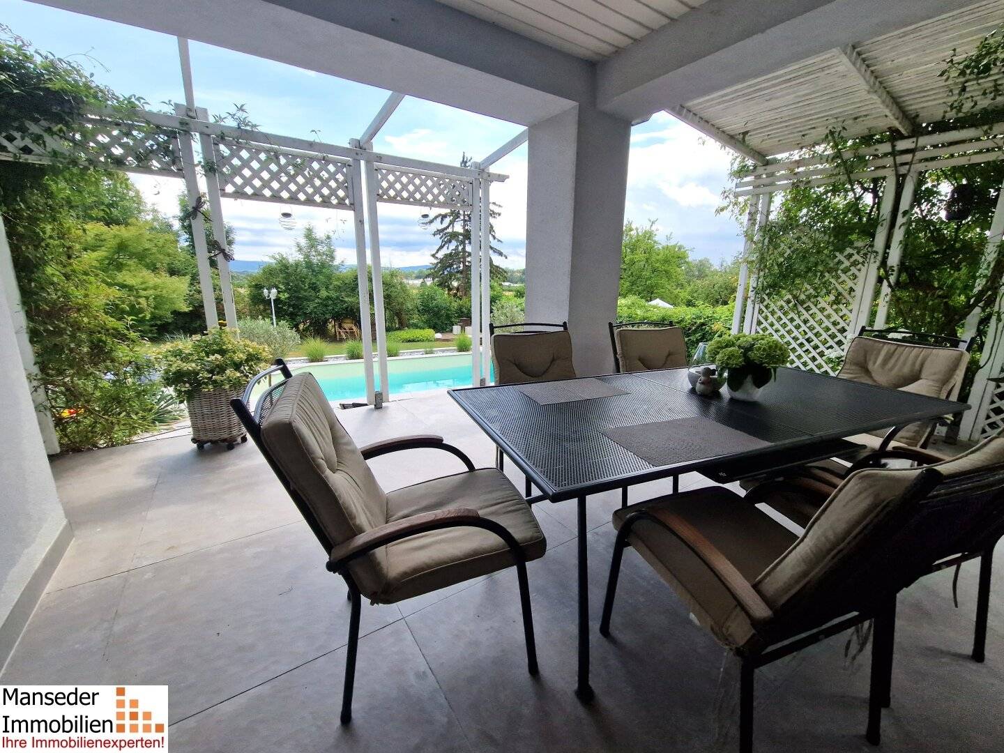 A true gem on the real estate market Approx. 160 m² living space, fully basemented, dream garden with a large pool