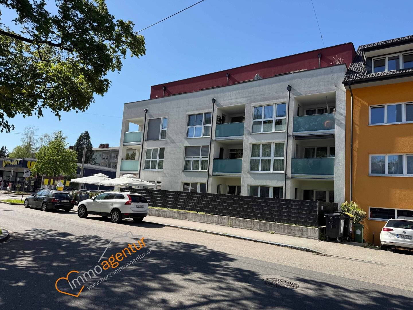 Barrierefrei erreichbar und angenehm hell! 3 Zimmer Eigentumswohnung in Linz- Kleinmünchen mit großer Glasfront, überdachter Loggia und Tiefgarage.
