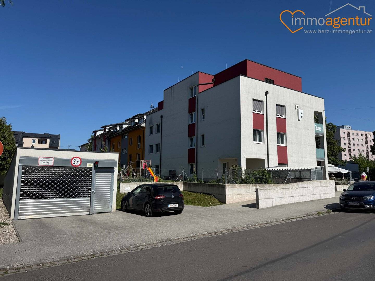 Barrierefrei erreichbar und angenehm hell! 3 Zimmer Eigentumswohnung in Linz- Kleinmünchen mit großer Glasfront, überdachter Loggia und Tiefgarage.