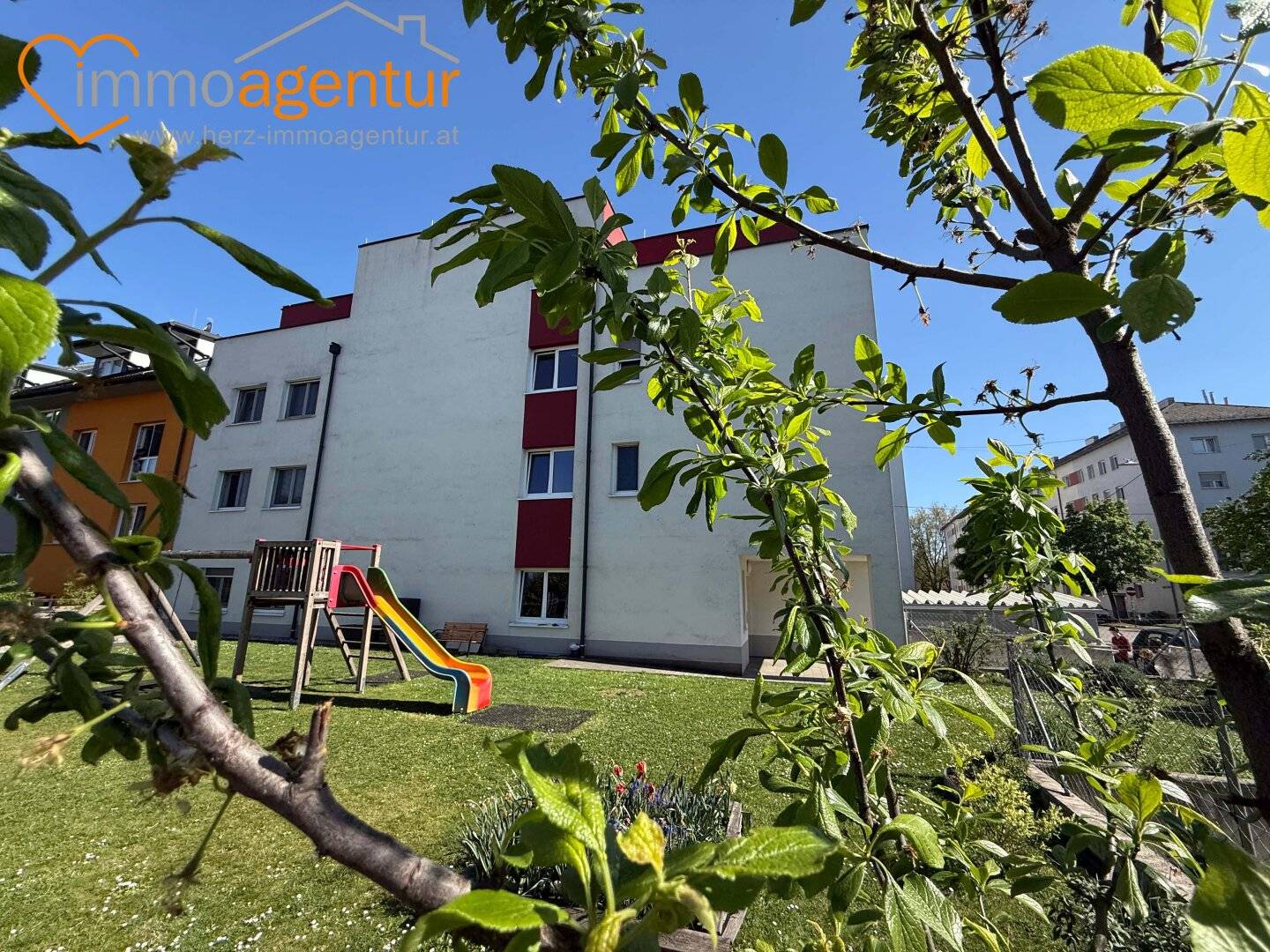 Barrierefrei erreichbar und angenehm hell! 3 Zimmer Eigentumswohnung in Linz- Kleinmünchen mit großer Glasfront, überdachter Loggia und Tiefgarage.