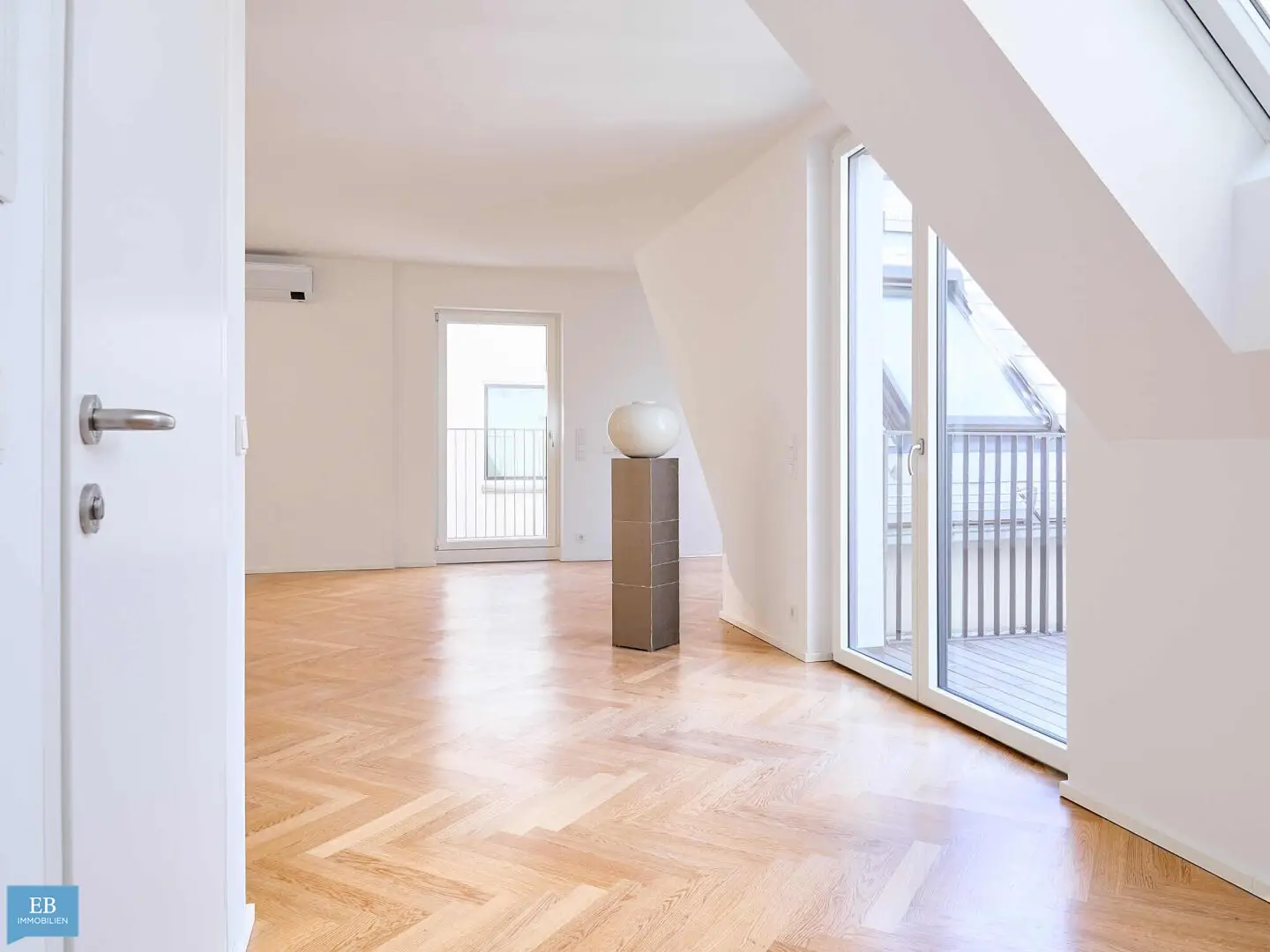 Welcome to your new exclusive attic apartment in the 8th district!