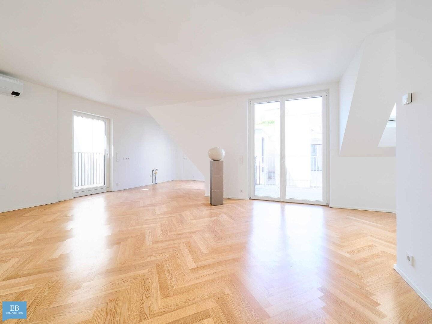 Welcome to your new exclusive attic apartment in the 8th district!