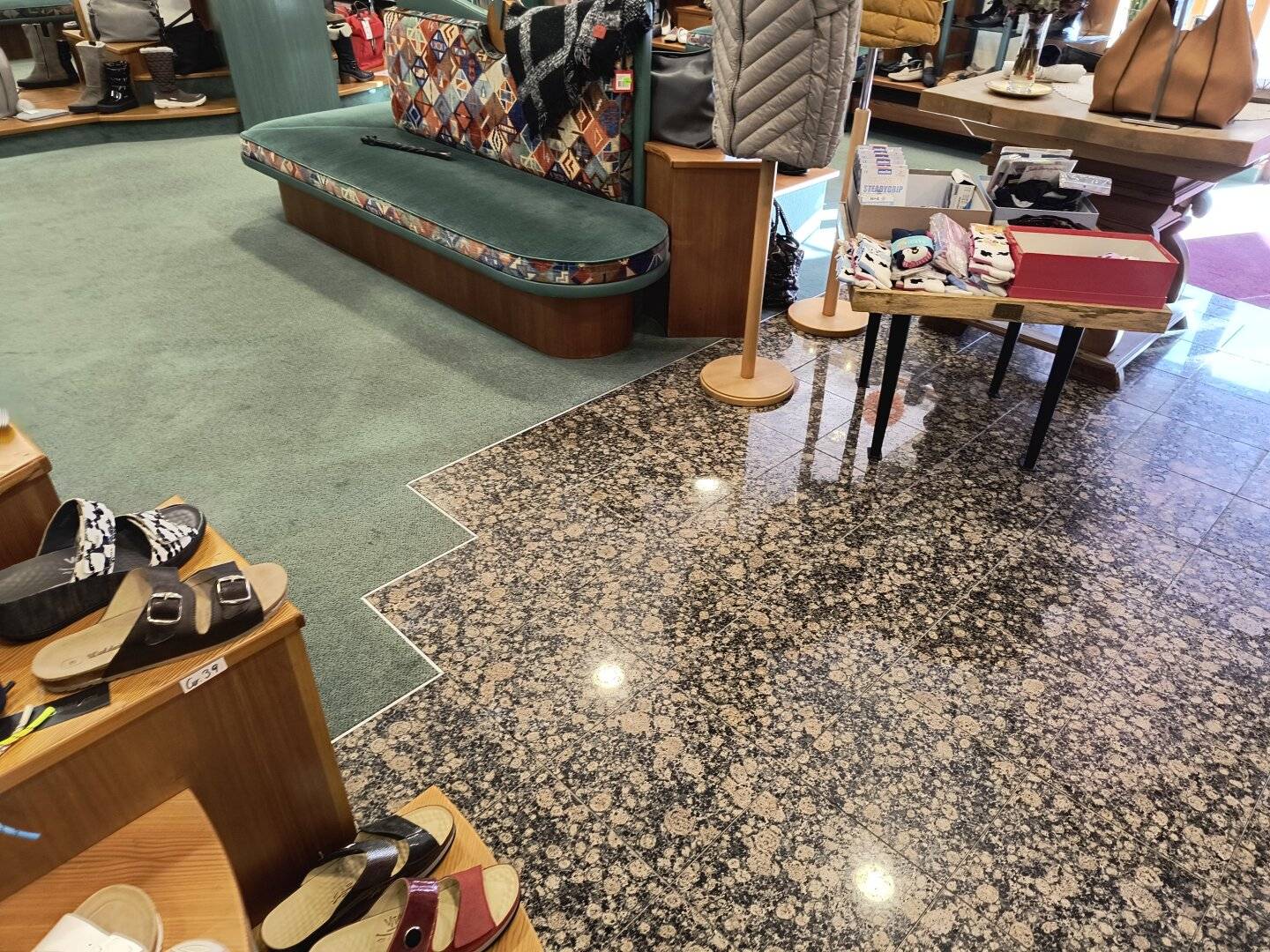 Perfect retail premises with great presentation area in Saalfelden: Rent now for only € 3.900
