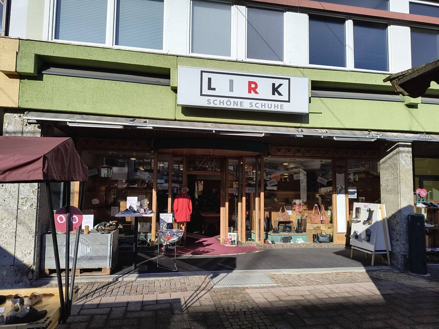Perfect retail premises with great presentation area in Saalfelden: Rent now for only € 3.900