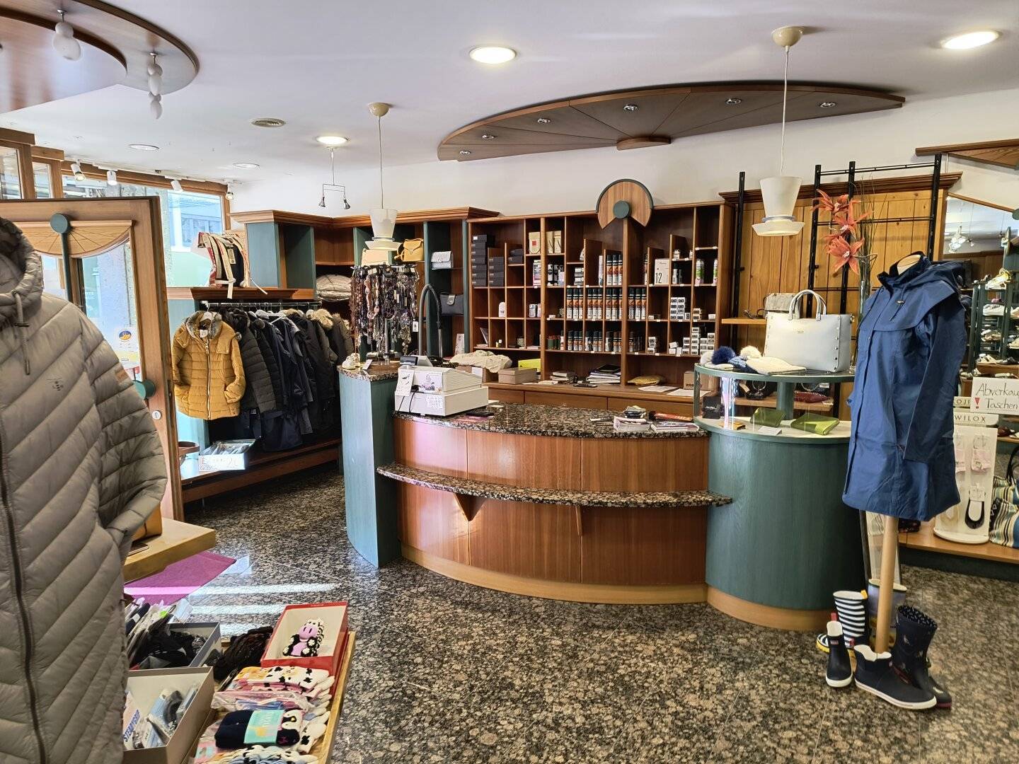 Perfect retail premises with great presentation area in Saalfelden: Rent now for only € 3.900