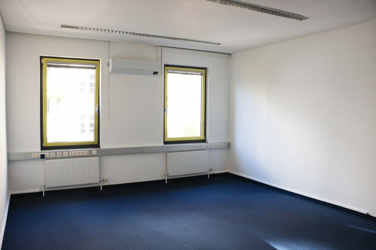 Spacious office space 123 sqm on the 1st floor near Landhausplatz while near Innsbruck City Center? wait no, keep it simple? No, we must deliver without extra commentary. The final answer should be JSON-like. Let's craft properly.