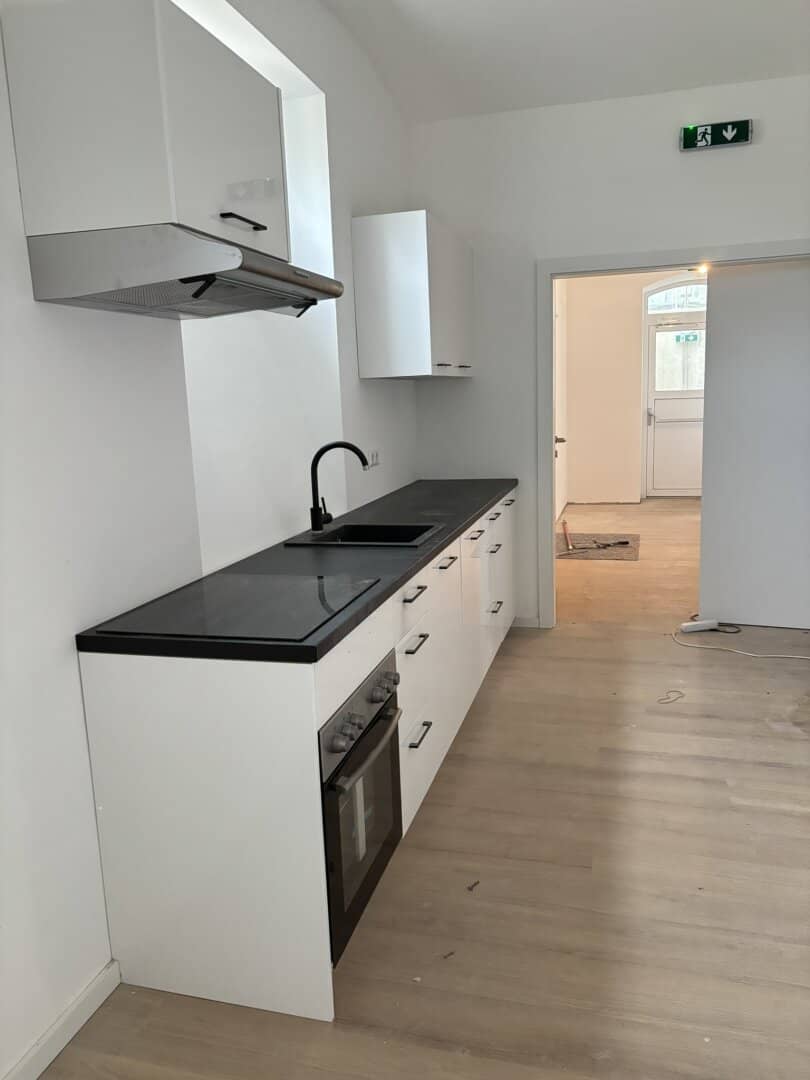 Seminarraum mit 2 Eingängen (auch als 2 separate Seminarräume 36 Personen nutzbar)