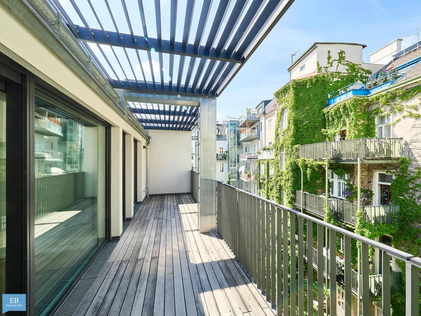 Timeless aesthetics in an urban quiet oasis Noble attic apartment with plenty of outdoor space