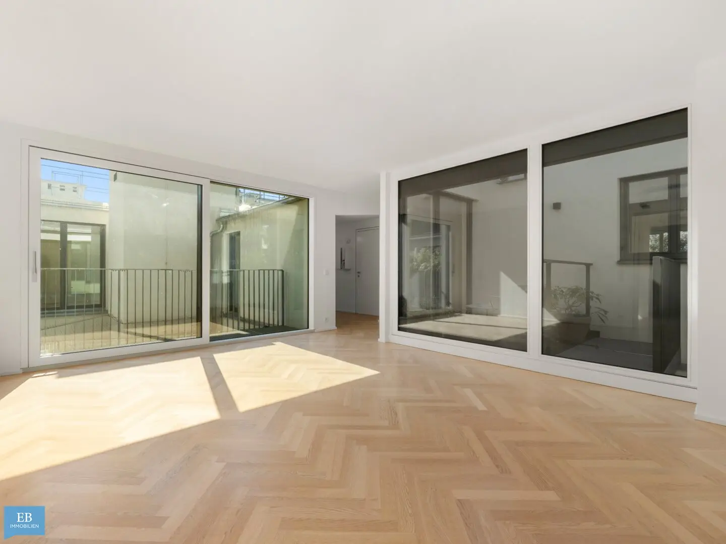 "Licht, Glas & Terrasse - exklusiver Dachgeschoss-Erstbezug in der Josefstadt"