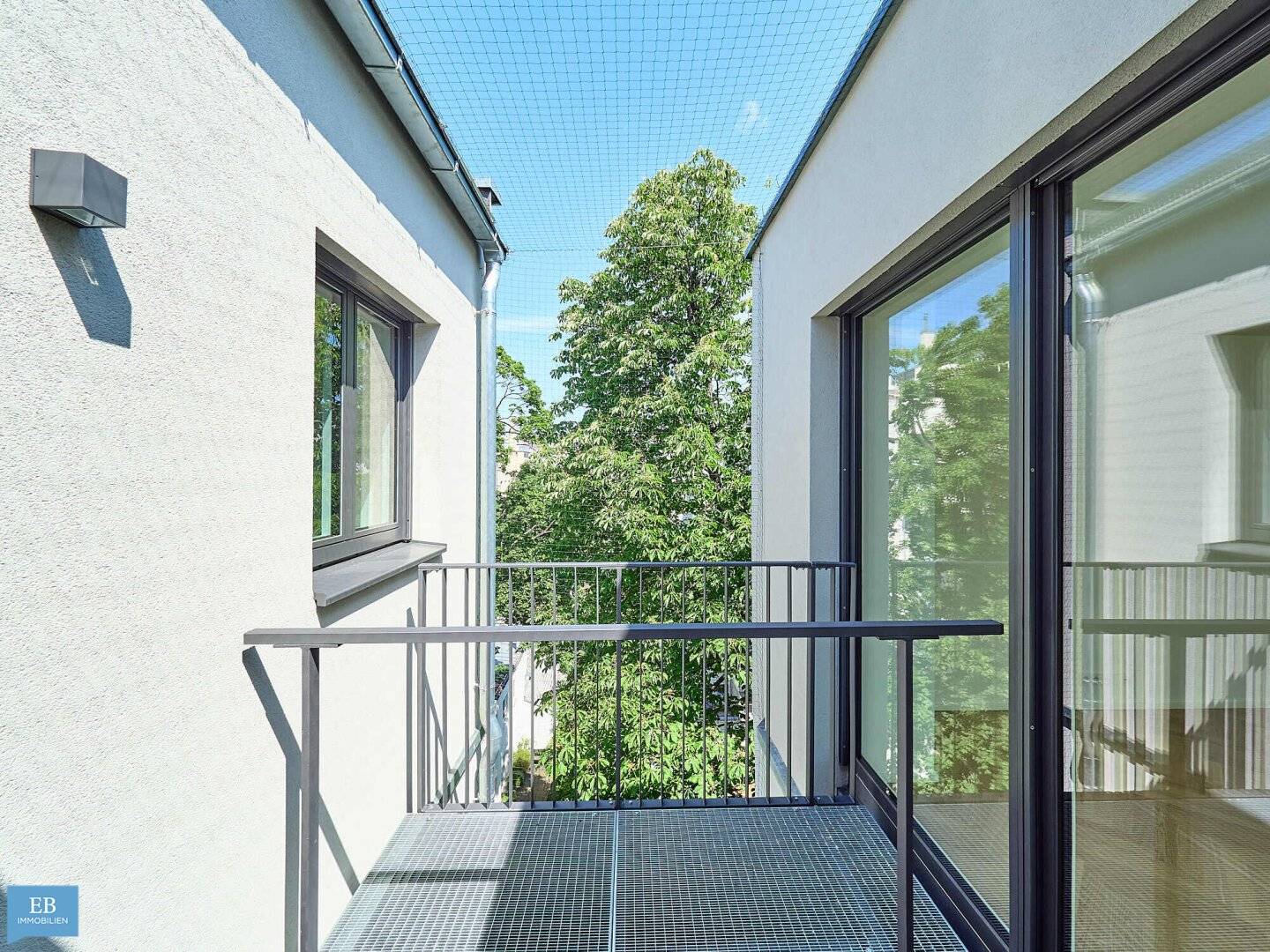 Timeless aesthetics in an urban quiet oasis Noble attic apartment with plenty of outdoor space