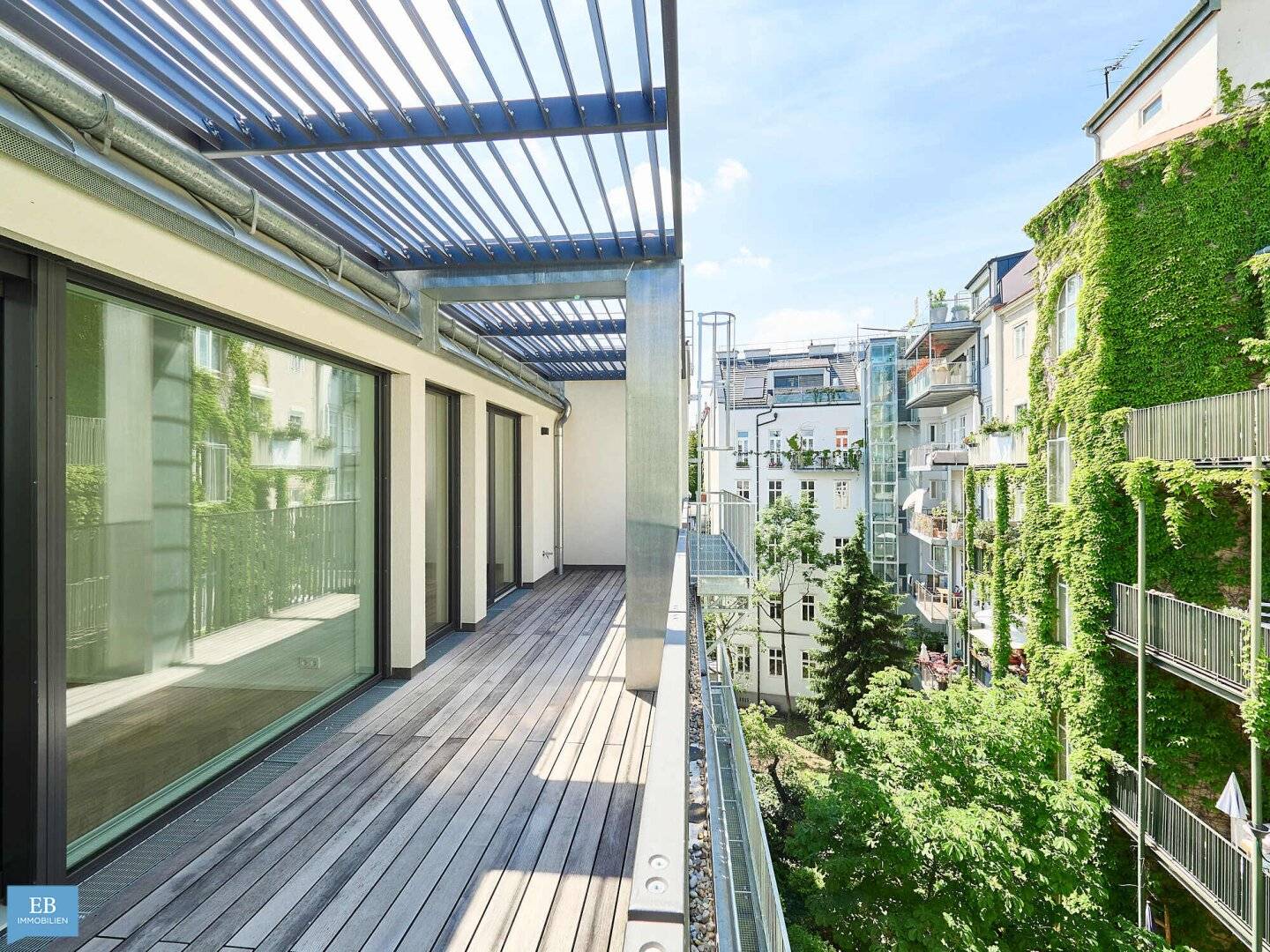 Timeless aesthetics in an urban quiet oasis Noble attic apartment with plenty of outdoor space