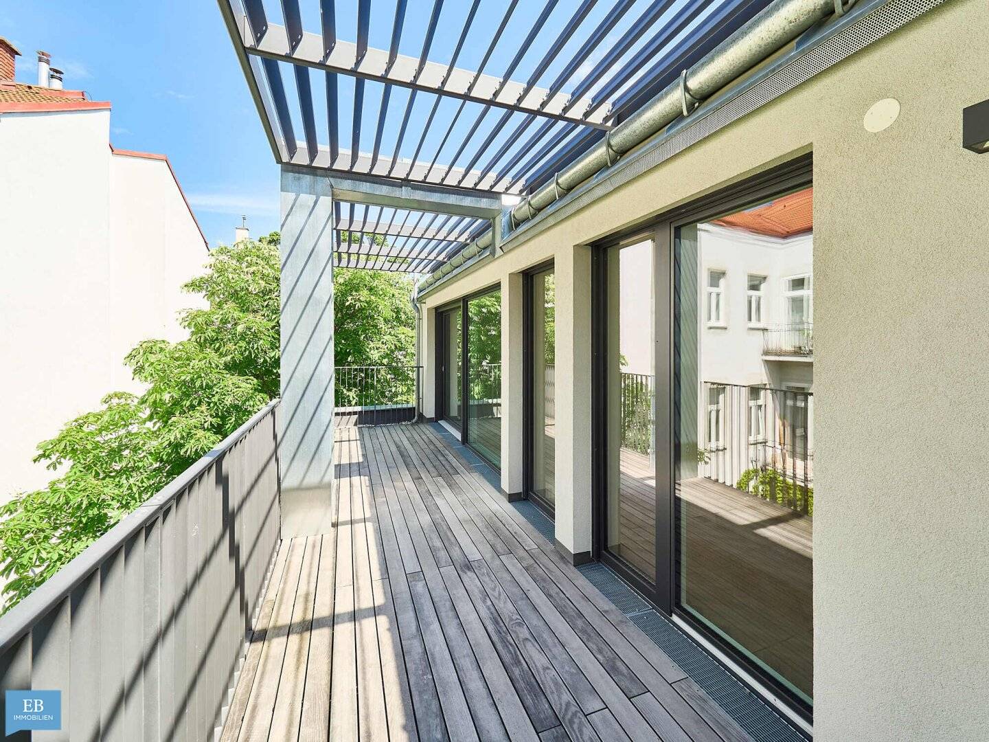 Timeless aesthetics in an urban quiet oasis Noble attic apartment with plenty of outdoor space