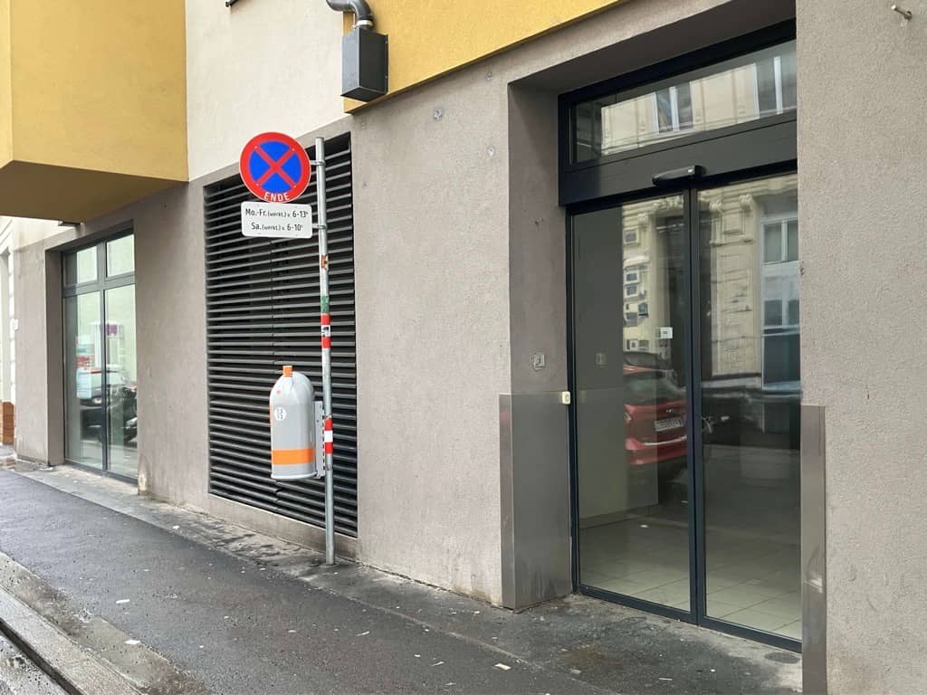 Apartment with generous sales area near BILLA a good connection to public transport? No, must be natural. Fixing now.