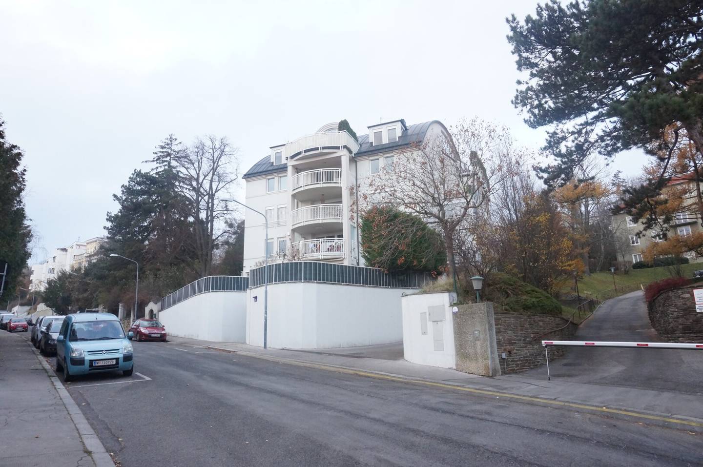 Ideal House in House apartment near the American International School - 4 bedrooms, 4 bathrooms, living space, Family Room, terraces and a small garden