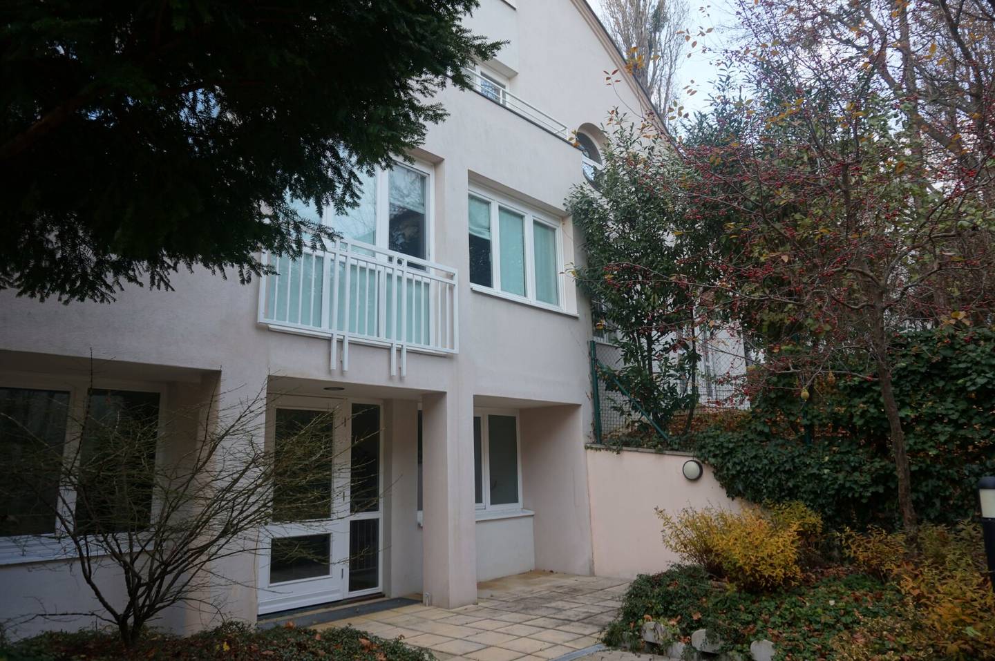Ideal House in House apartment near the American International School - 4 bedrooms, 4 bathrooms, living space, Family Room, terraces and a small garden