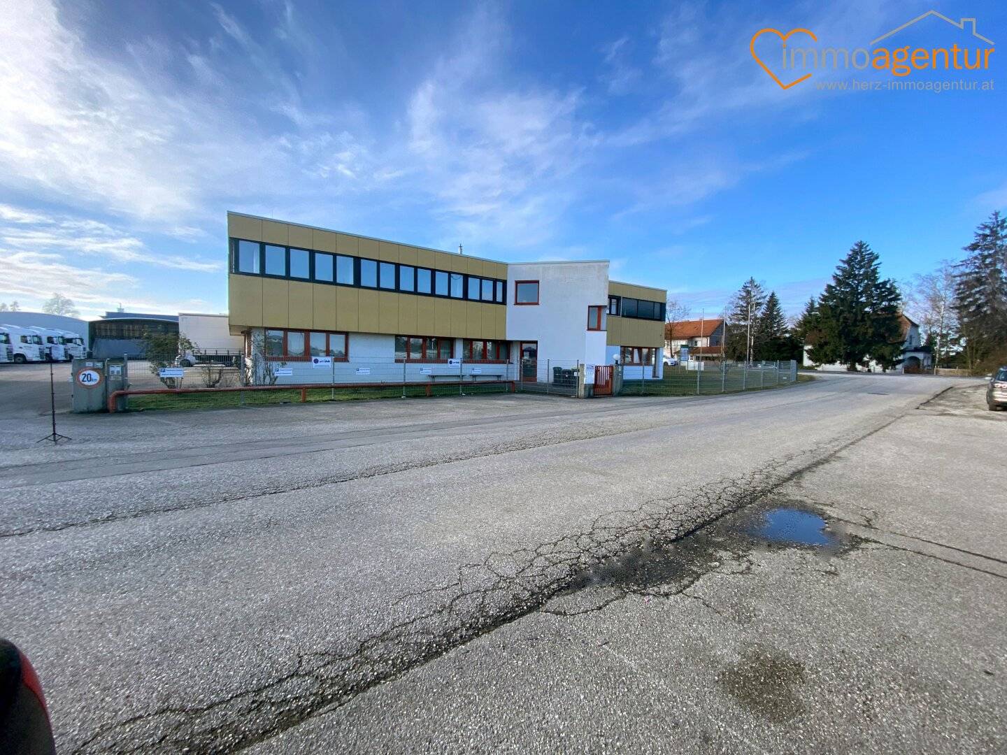 Office and warehouse space in Marchtrenk for rent directly on the B1