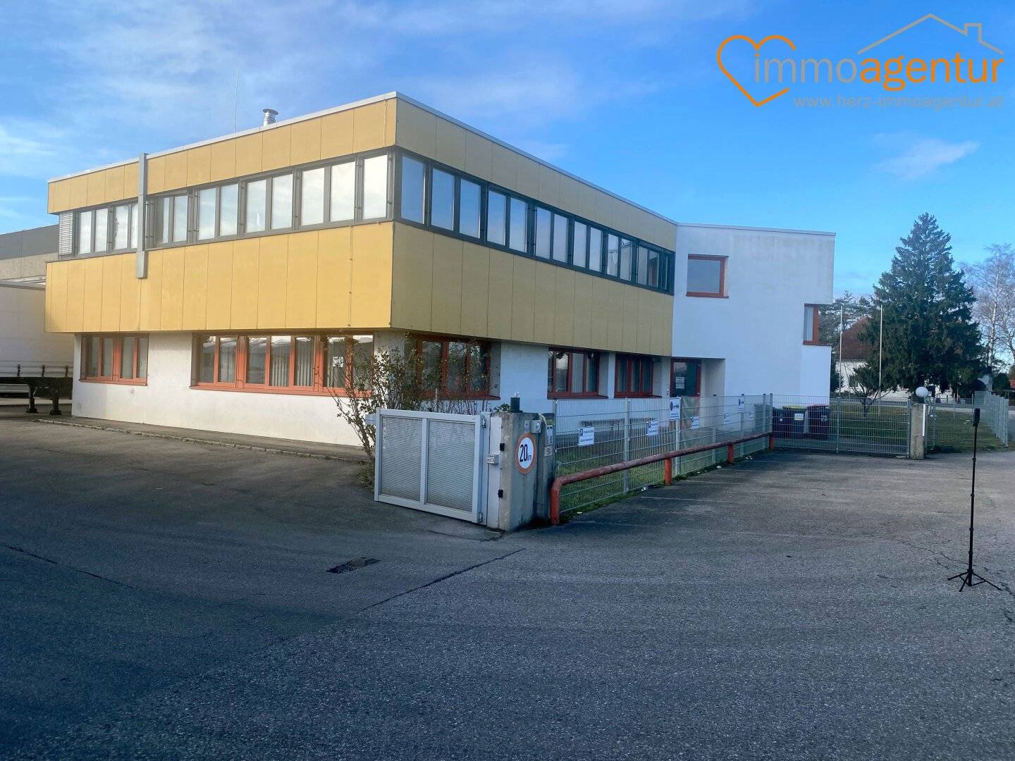 Office and warehouse space in Marchtrenk for rent directly on the B1