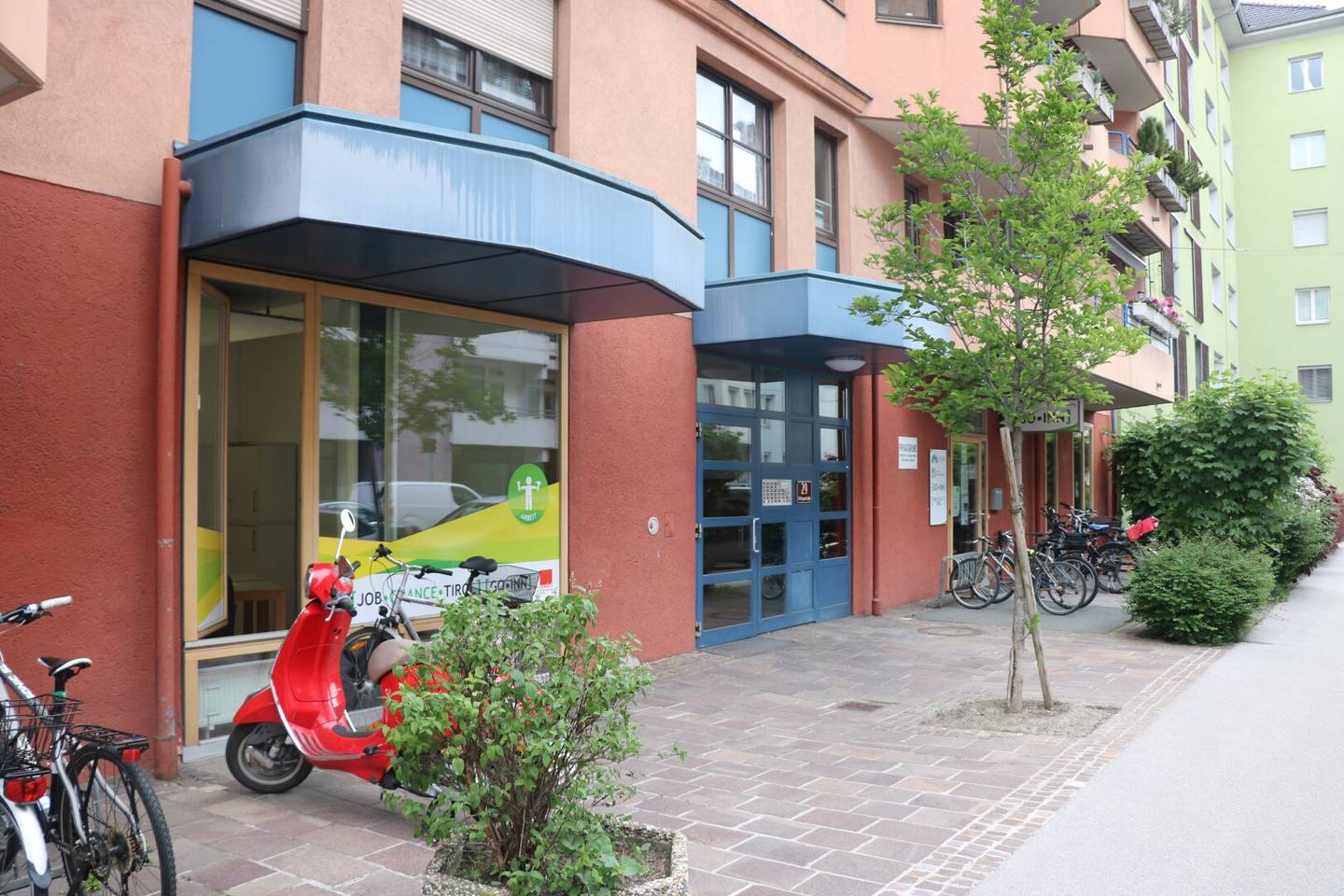 RENT: Pradl - Office - Commercial premises on approximately 445 m² and basement with approximately 178 m²