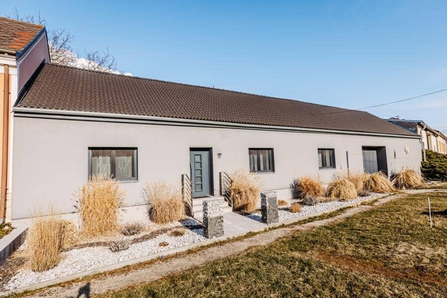 Verträumtes Bauernhaus neu adaptiert (2013) mit Toreinfahrt, Pool, Stadel und Schuppen