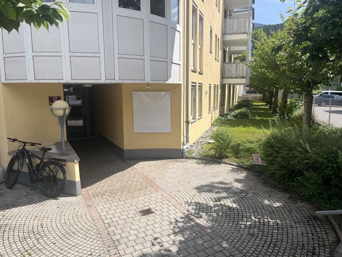 Büroräumlichkeiten im EG - ca. 420 qm mit 8 Garagenboxen und ca. 443 qm Grünfläche in Pradl