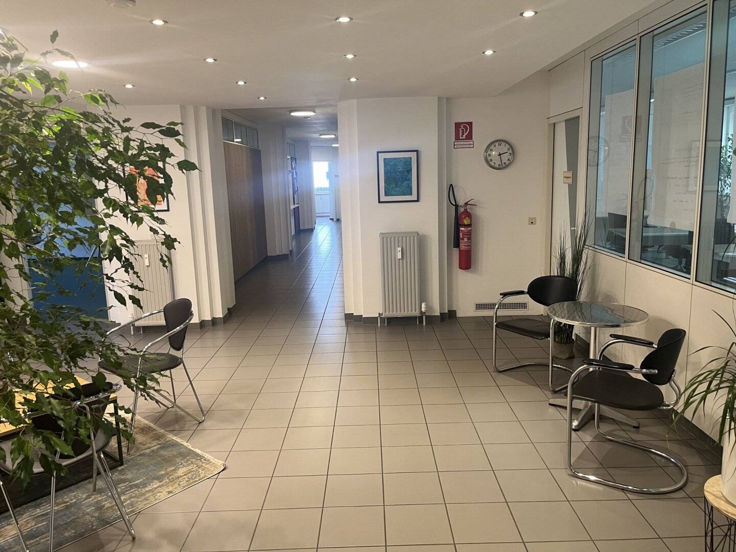 Büroräumlichkeiten im EG - ca. 420 qm mit 8 Garagenboxen und ca. 443 qm Grünfläche in Pradl