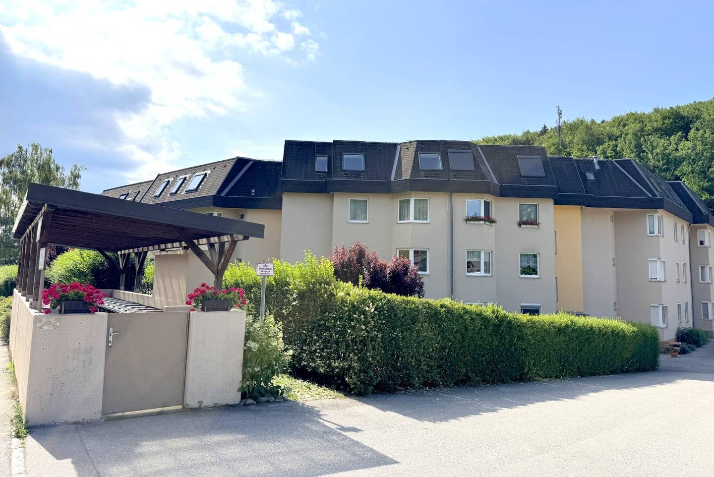 Teilrenovierte Letztstockwohnung mit Süd-Ost Loggia und Eigentums-Autoplatz