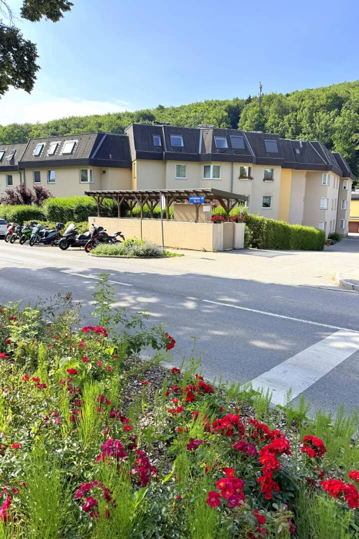 Teilrenovierte Letztstockwohnung mit Süd-Ost Loggia und Eigentums-Autoplatz