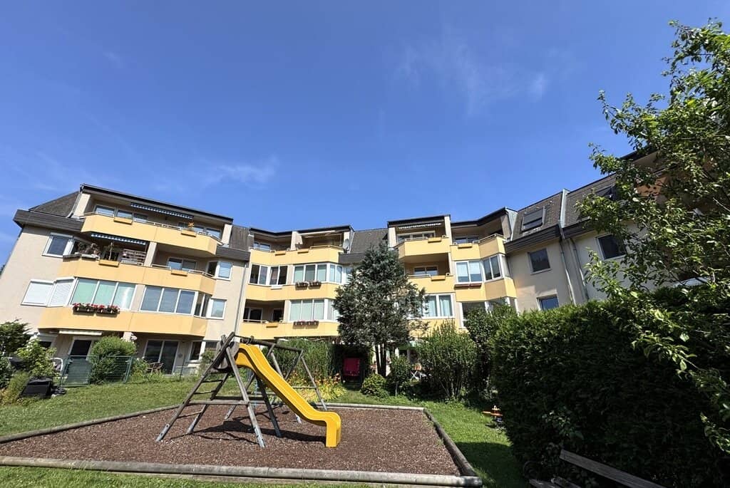 Teilrenovierte Letztstockwohnung mit Süd-Ost Loggia und Eigentums-Autoplatz