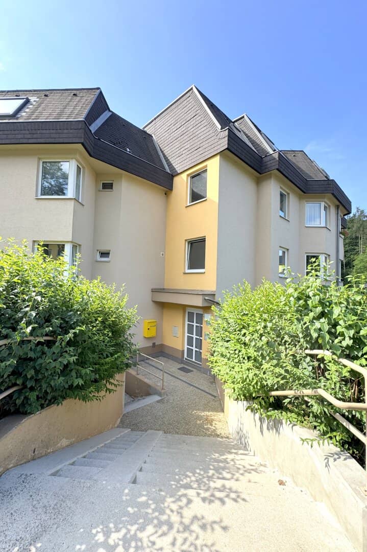 Teilrenovierte Letztstockwohnung mit Süd-Ost Loggia und Eigentums-Autoplatz
