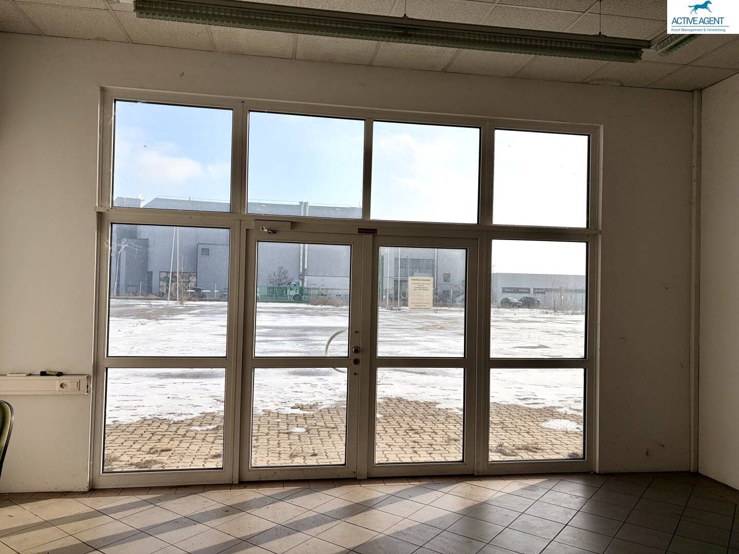 Large warehouse/sales/production space with a large asphalted forecourt in Wr. Neustadt for rent