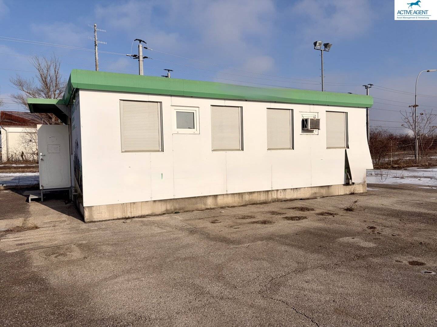 Large warehouse/sales/production space with a large asphalted forecourt in Wr. Neustadt for rent