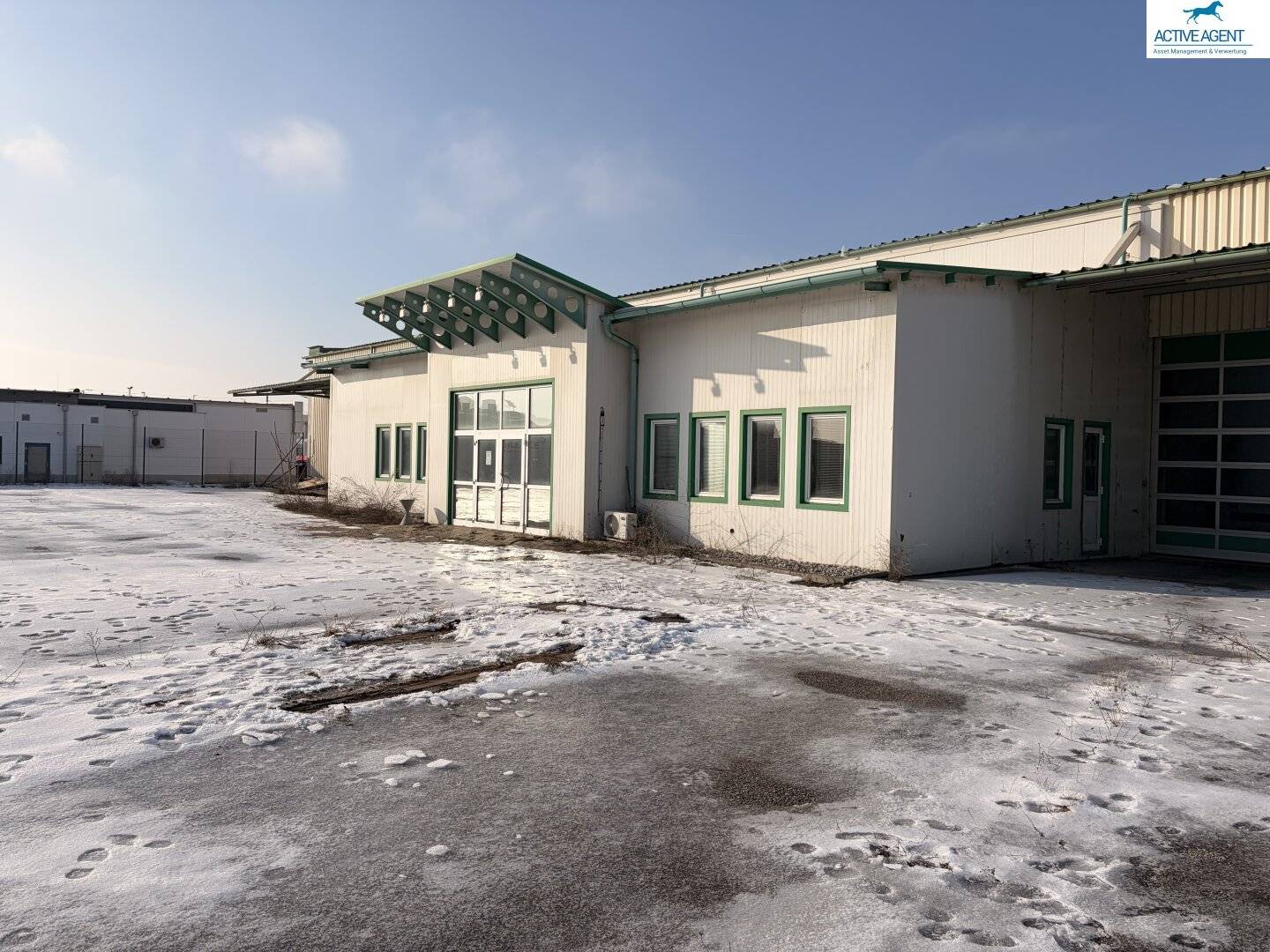 Large warehouse/sales/production space with a large asphalted forecourt in Wr. Neustadt for rent