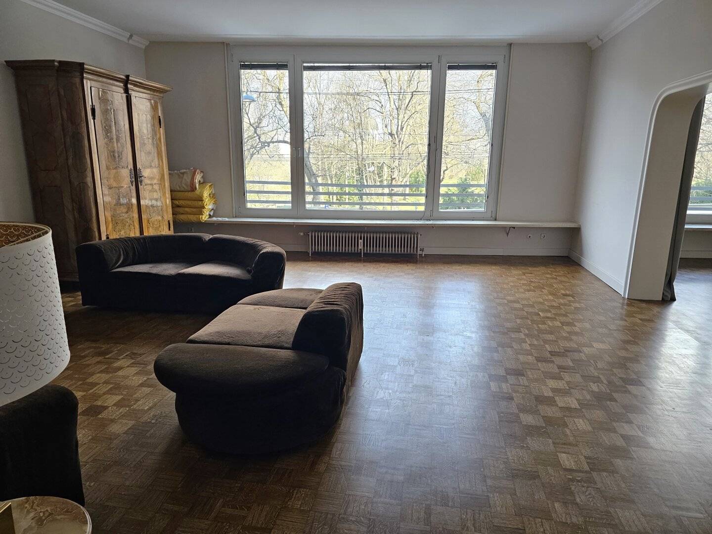 Representative balcony apartment in the embassy district near Belvedere with green view, shared garden access and garage space