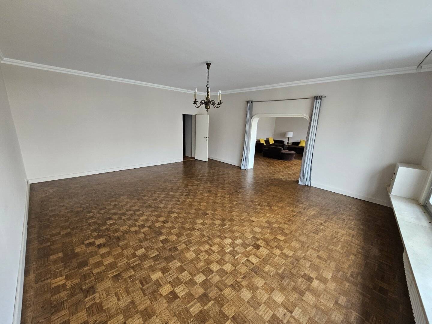 Representative balcony apartment in the embassy district near Belvedere with green view, shared garden access and garage space