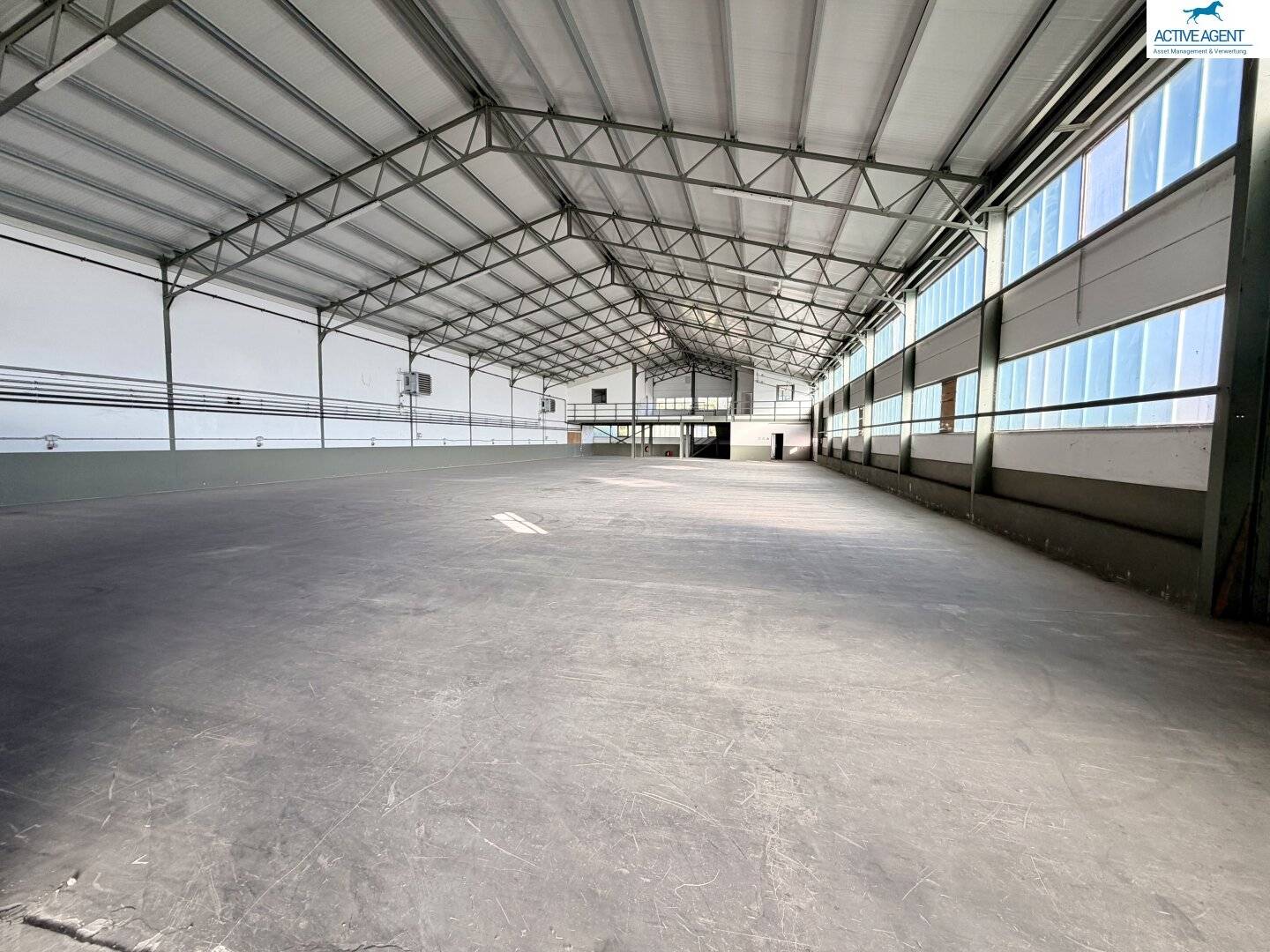 New affordable large (1,267 m²) warehouse and production hall near Schwechat Airport for rent