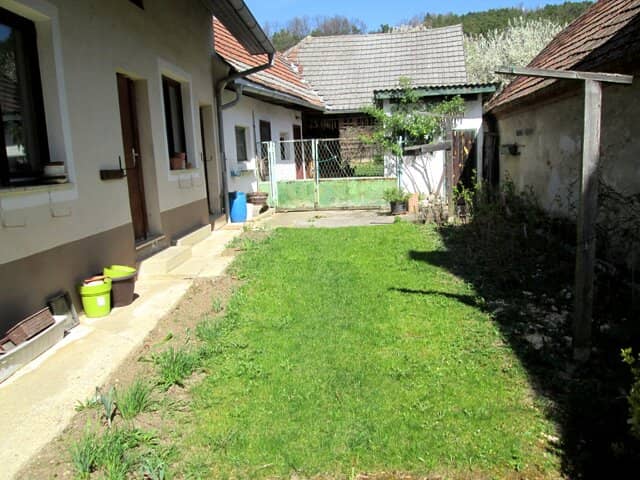 Interessantes kleines Haus in Ortslage mit idyllischen Gärten und Nebengebäuden!