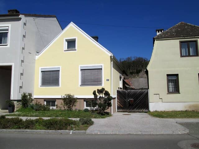 Kleines Haus mit Potential in Ortslage mit idyllischen Gärten und Nebengebäuden!