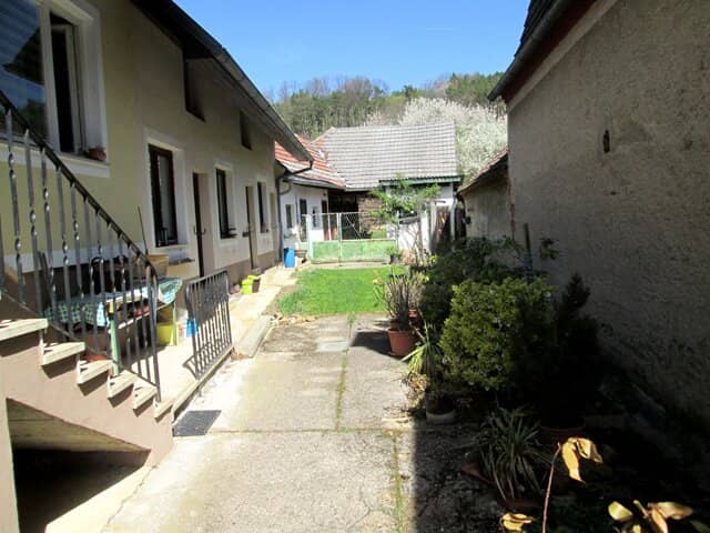 Interessantes kleines Haus in Ortslage mit idyllischen Gärten und Nebengebäuden!